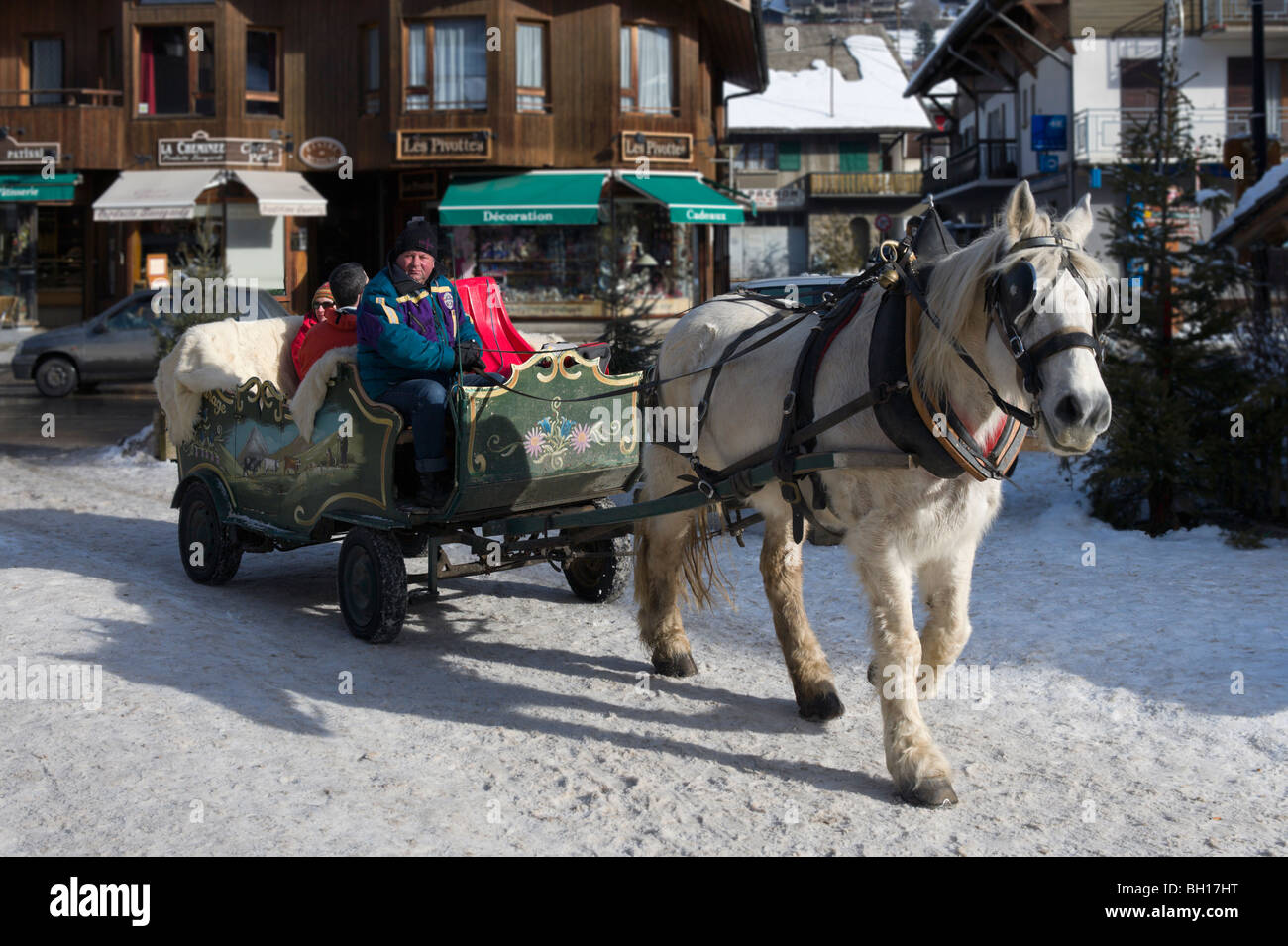 Cavallo e Carrozza nel centro del resort di Morzine, Portes du Soleil Ski Region, Haute Savoie, Francia Foto Stock