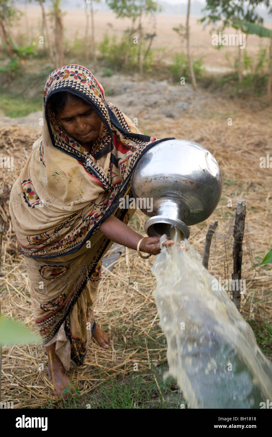 Saha Jan Bibi la raccolta dell'acqua per irrigare il giardino. Foto Stock