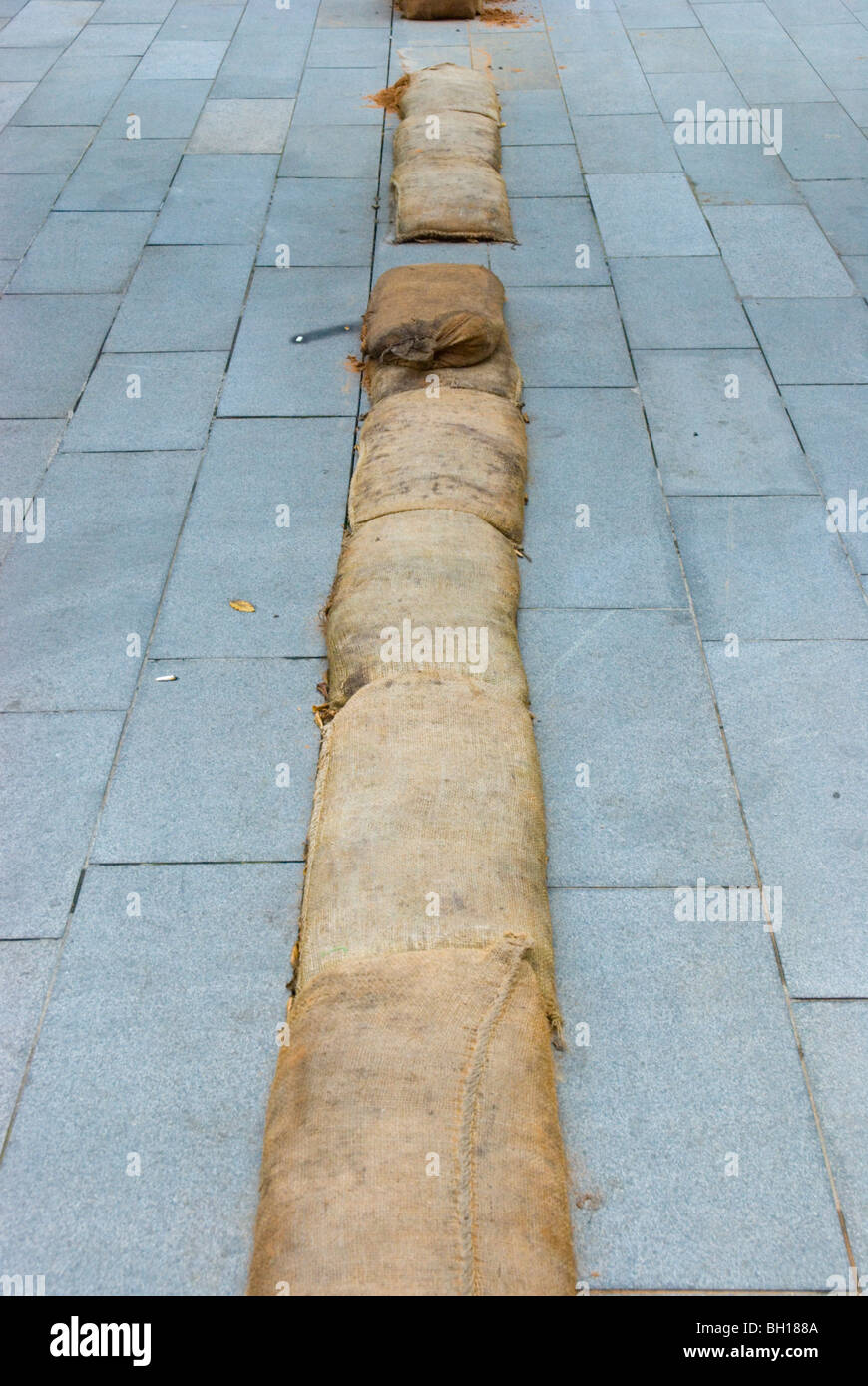 Sacchi Di Sabbia Antiallagamento - 5 Pezzi 30x70 Cm In Tela Resistente Con Lacci - Riutilizzabili - Foto 9