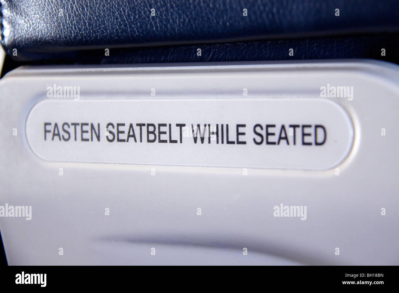 Segnale di allacciare le cinture di sicurezza su un sedile di aereo Foto  stock - Alamy