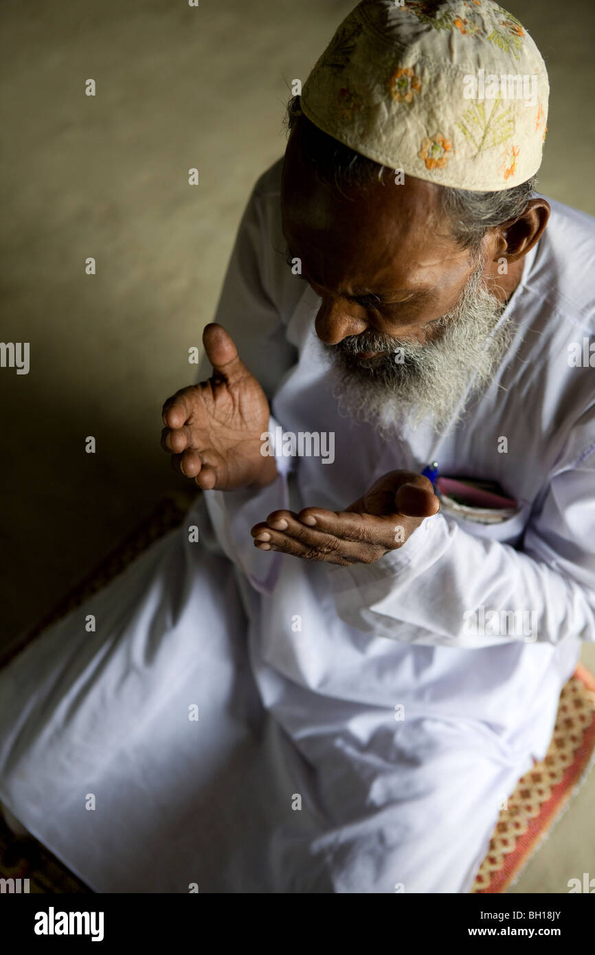 Musulmani indiani uomo pregando in casa Foto Stock