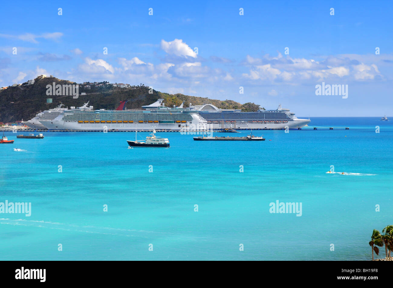 Porta nell'isola è Saint Martin con navi da crociera e le barche nei Caraibi Foto Stock