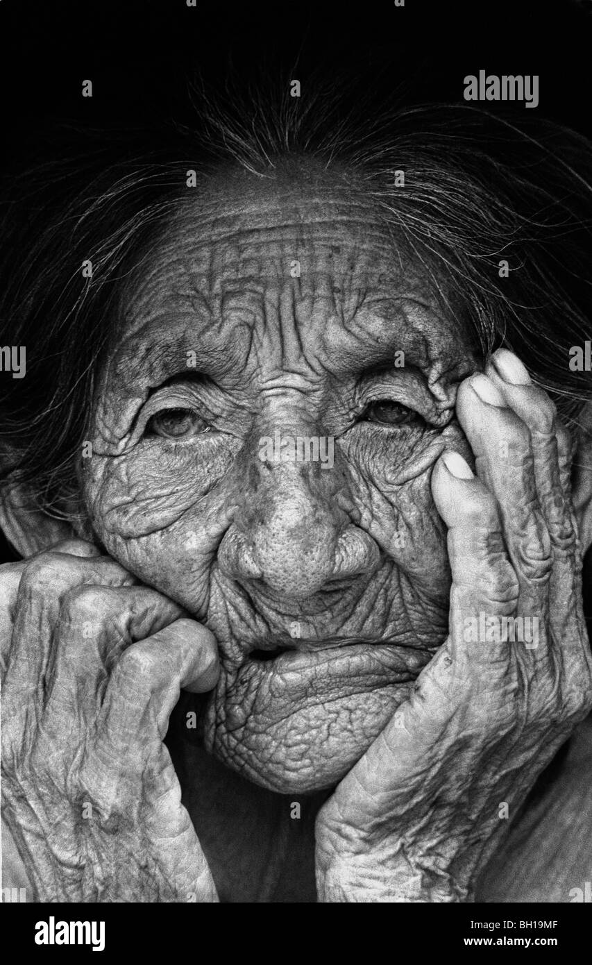 Ritratto di una donna anziana. Kinikinau indigeni, Mato Grosso do Sul, Brasile. Foto Stock
