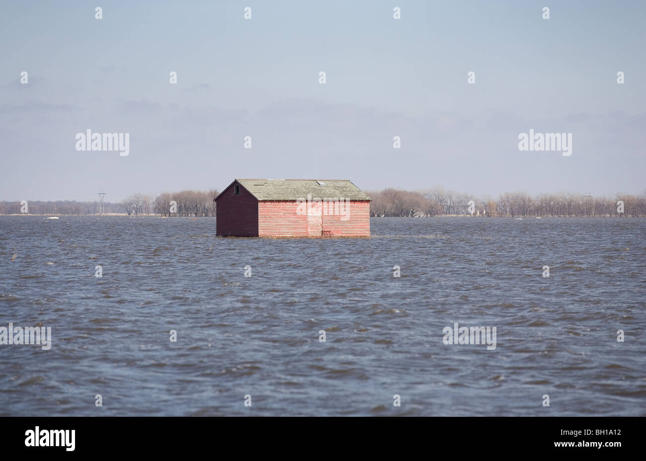 La molla alluvione del fiume Rosso nel cortile, Manitoba, Canada Foto Stock