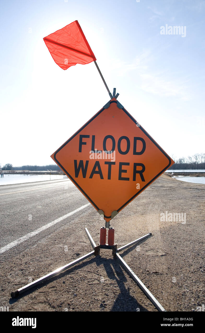 Inondazione cartello di avviso accanto all'autostrada, rurale di Manitoba in Canada Foto Stock