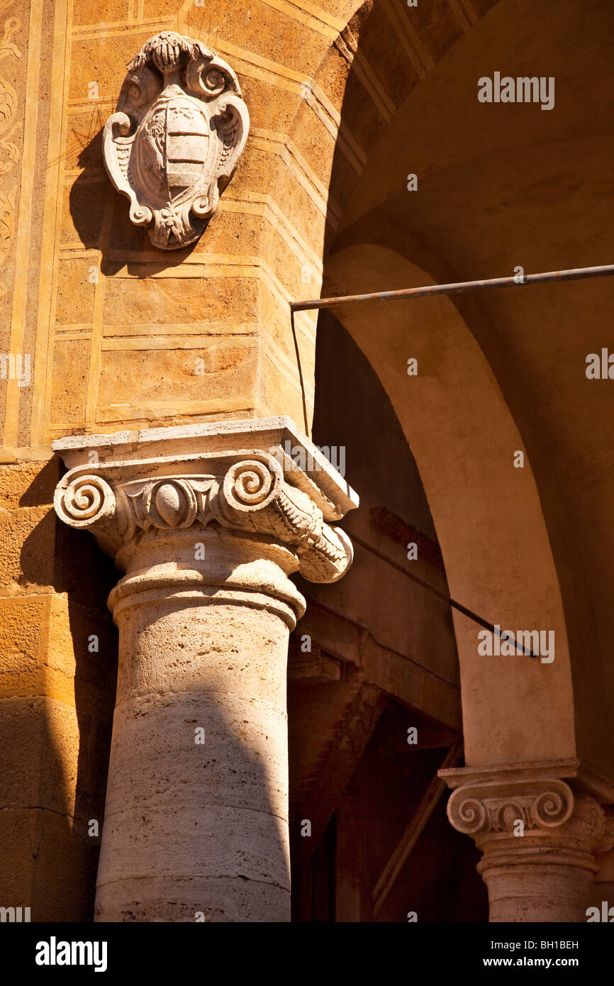Colonna e arco dettaglio su Il Palazzo Pubblico sede del Municipio in Pienza Toscana Italia Foto Stock