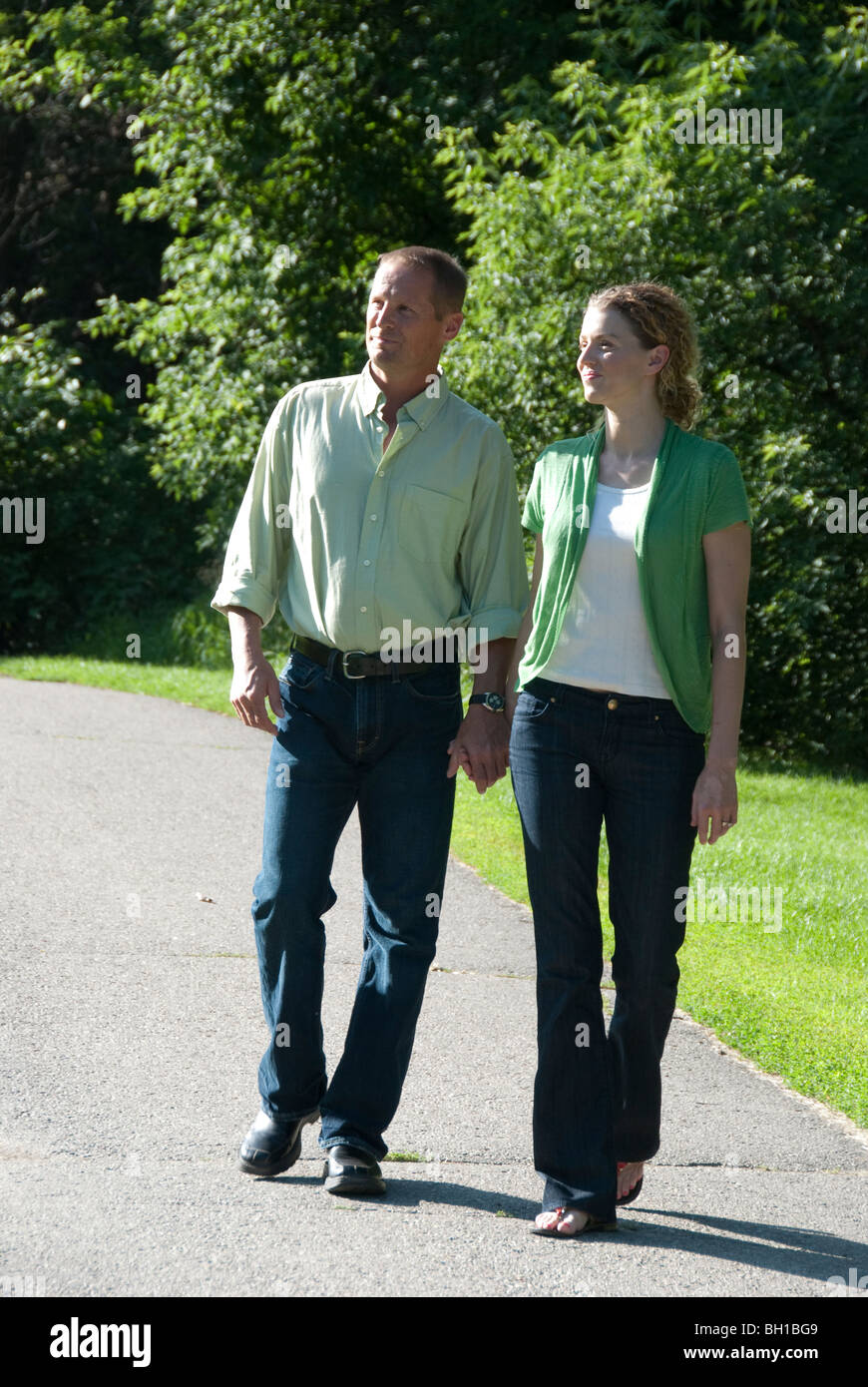 Matura in loro 40's camminando in Assiniboine Park, Winnipeg, Manitoba, Canada Foto Stock