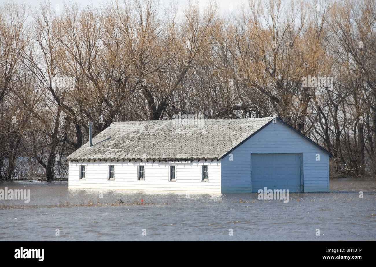 La molla alluvione del fiume Rosso nel cortile, Manitoba, Canada Foto Stock