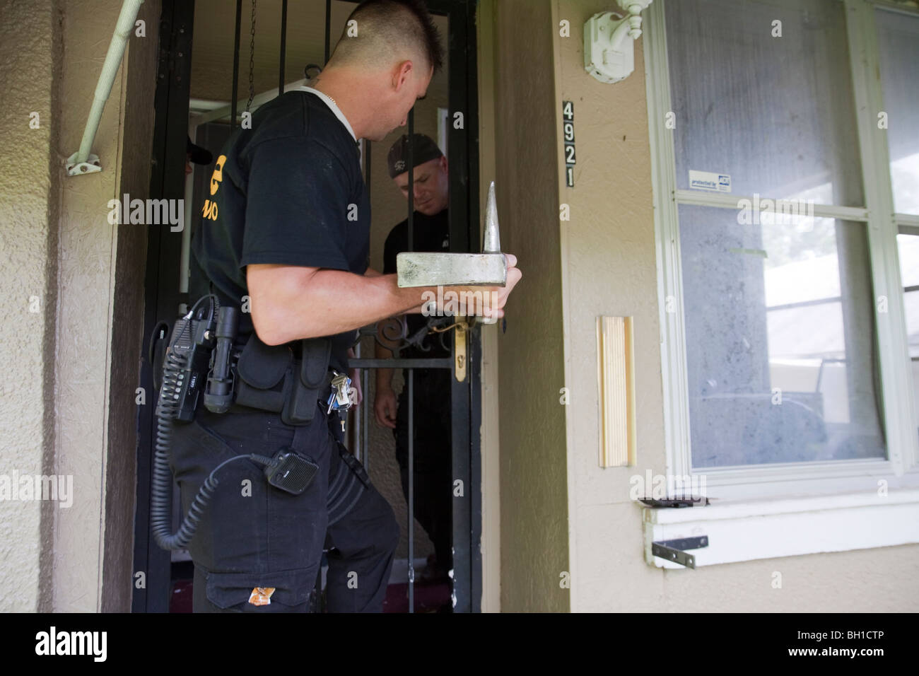 Polizia ufficiali tattici discutendo e cercando i metodi di immissione forzata. Correlati al farmaco mandati di ricerca. Kansas City, MO, PD. Foto Stock