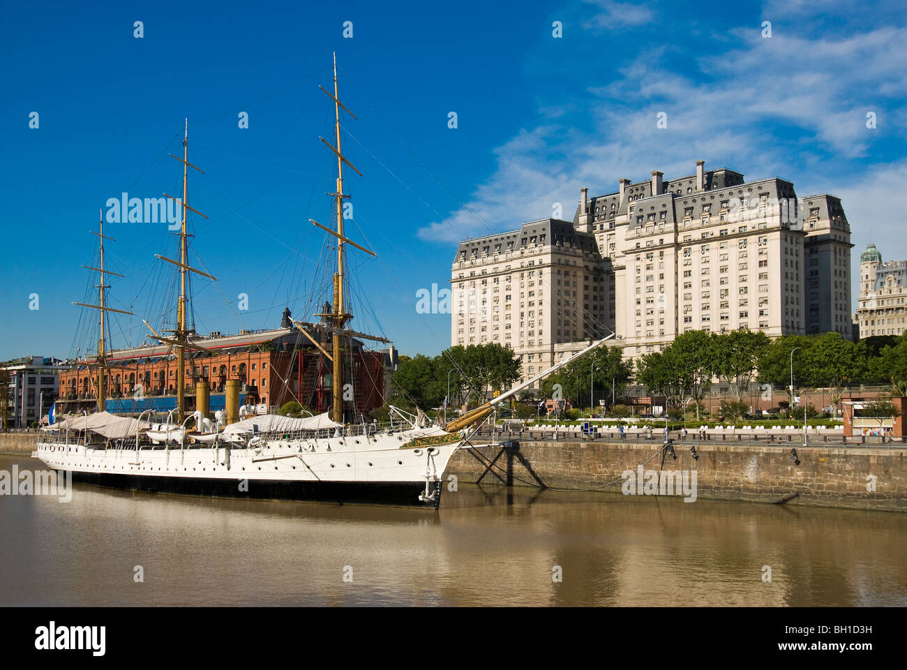 Libertador edificio, una nave museo in Puerto Madero Waterfront District di Buenos Aires, Argentina Foto Stock