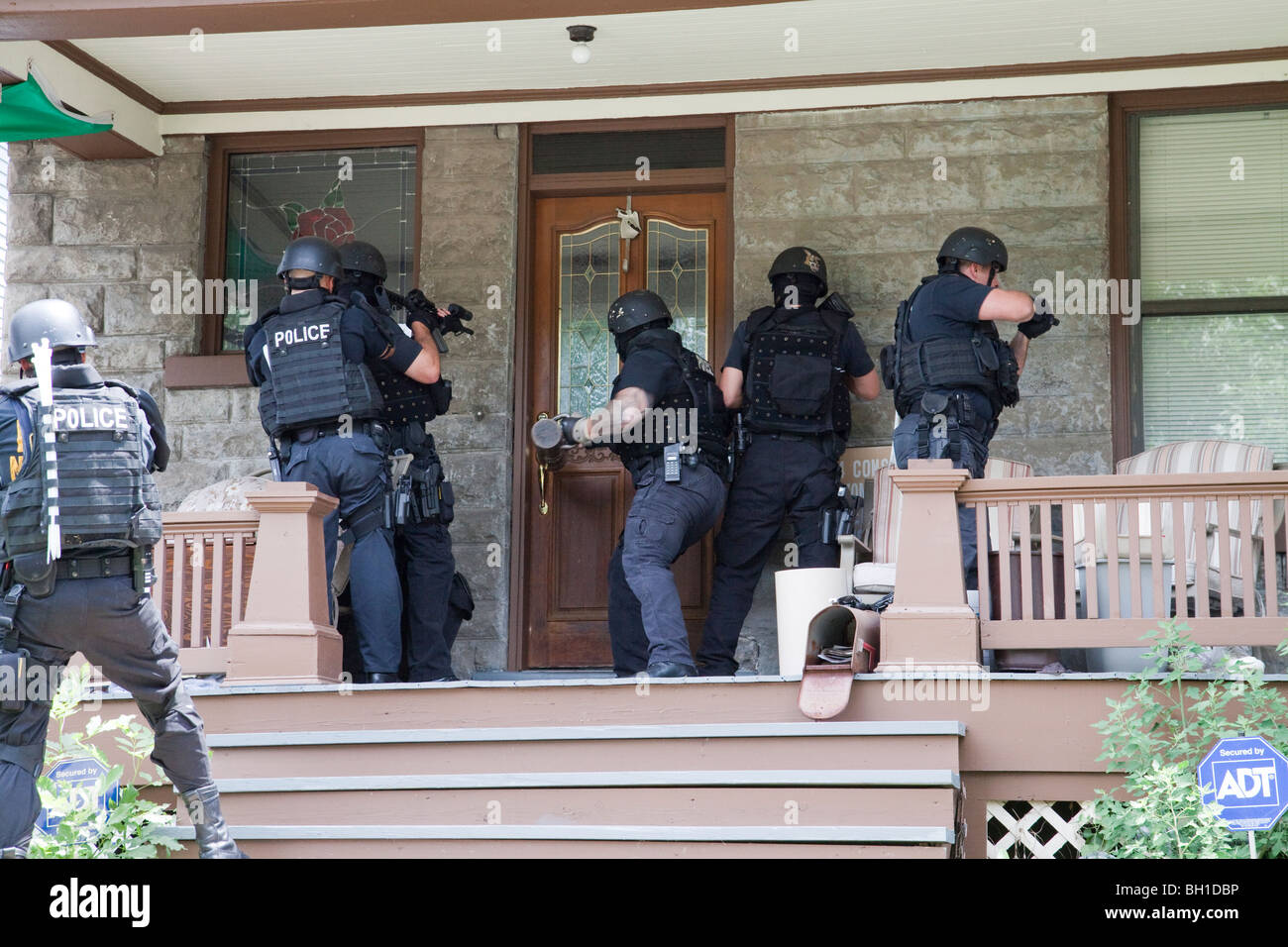 La polizia tactical team rendendo entrata che serve un elevato rischio correlato al farmaco di un mandato di perquisizione. Street Unità narcotici, Kansas City, MO, PD. Foto Stock