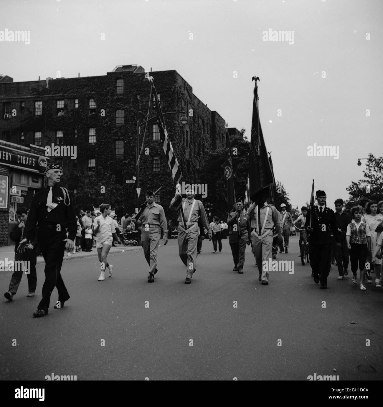 Parade. Membri del VFW e American Legion e membri del pubblico onore dell'America militari caduti Veterani nel 1960 Foto Stock