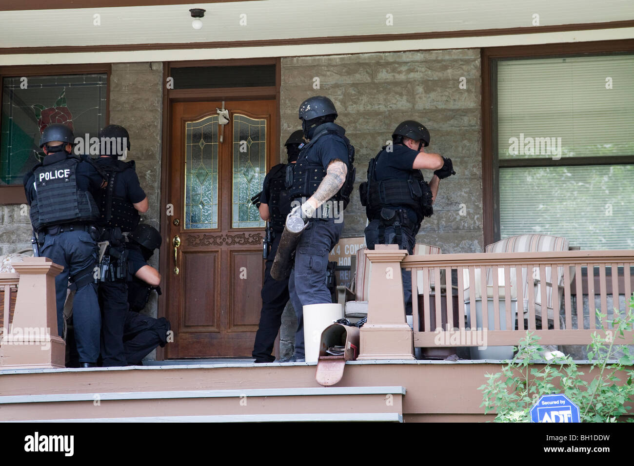 La polizia tactical team rendendo entrata che serve un elevato rischio correlato al farmaco di un mandato di perquisizione. Street Unità narcotici, Kansas City, MO, PD. Foto Stock