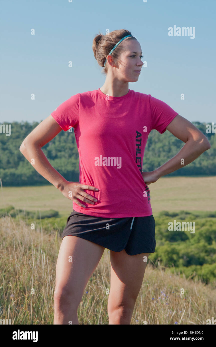 Athletic donna sulla collina, rurale di Manitoba in Canada Foto Stock