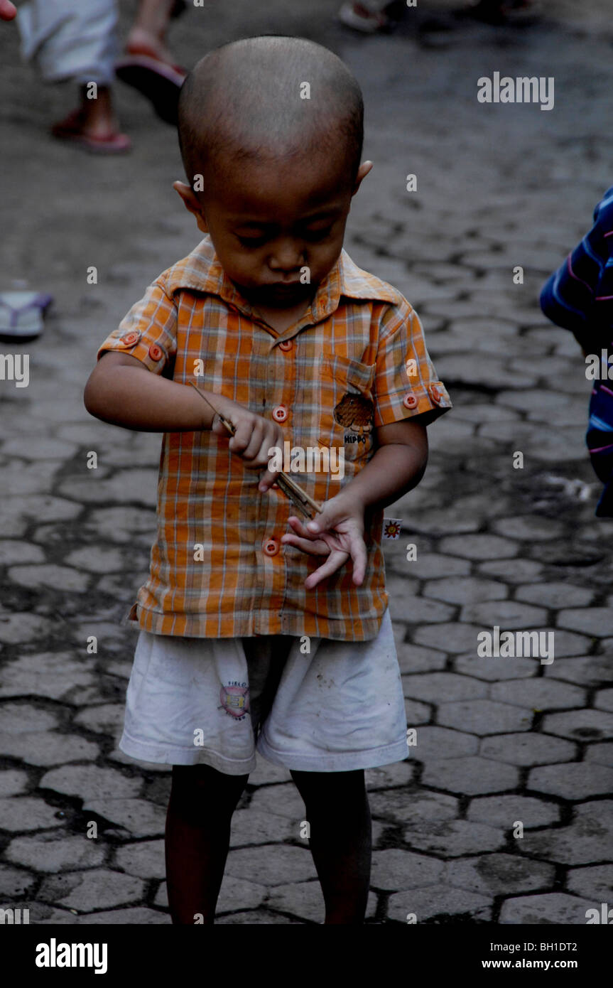 Ragazzo Balinese in baraccopoli di Kuta Bali, Indonesia. Foto Stock