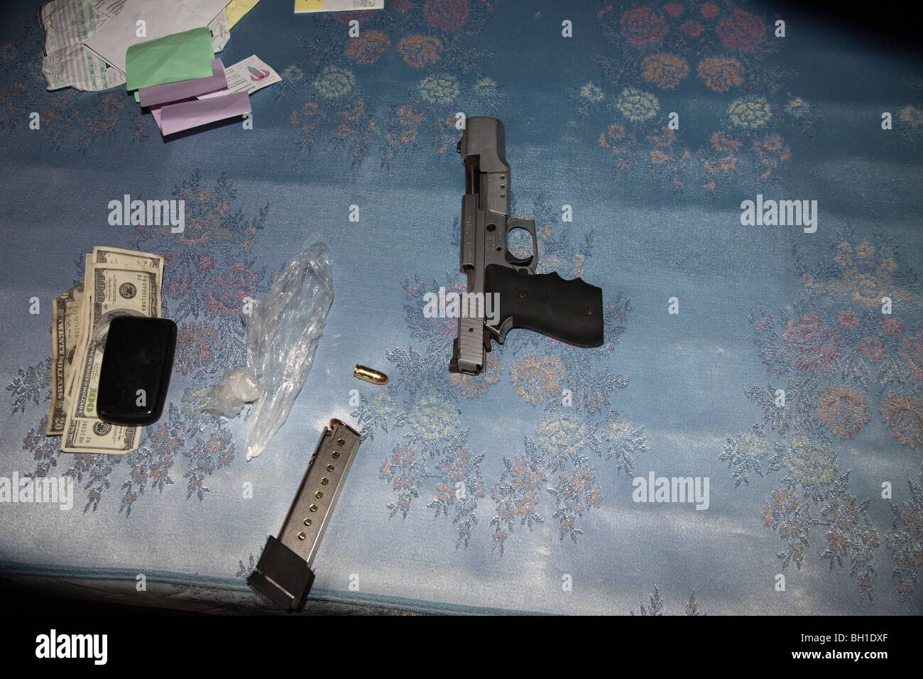 Armi da fuoco e stupefacenti trovate durante il mandato di perquisizione di sospetti di spacciatore di residenza. Foto Stock