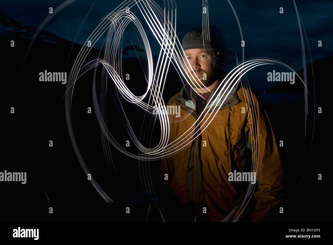 Metà maschio adulto dipingere con la luce di notte Foto Stock