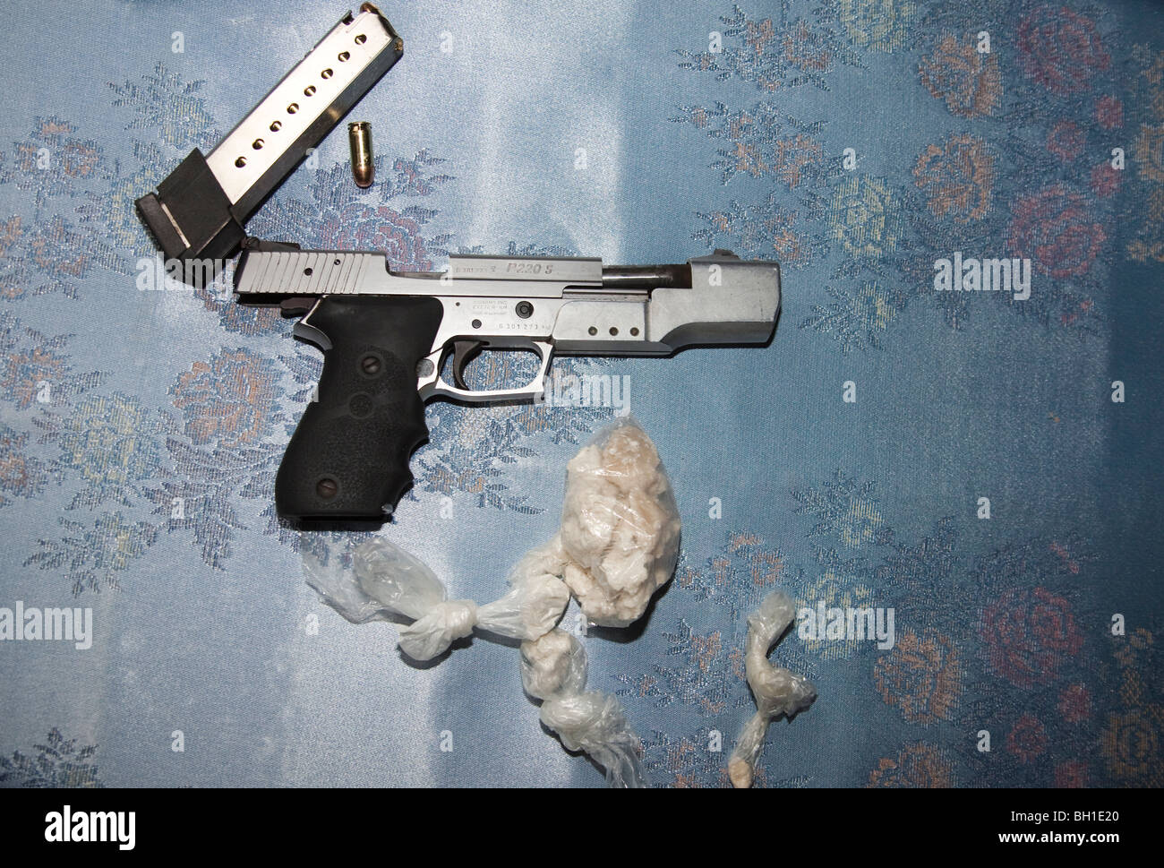 Armi da fuoco e stupefacenti trovate durante il mandato di perquisizione di sospetti di spacciatore di residenza. Foto Stock