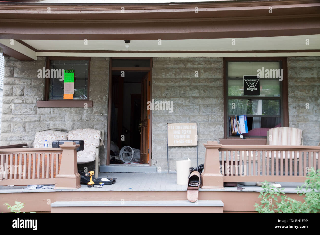 Residence con condannato preavviso e combattere il segno inviato. Narcotici correlati di un mandato di perquisizione. Foto Stock