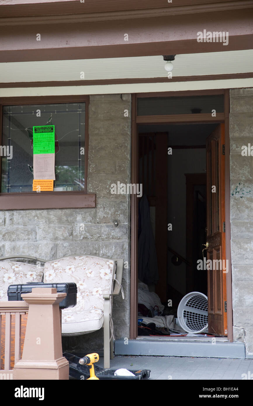 Residence con condannato preavviso e combattere il segno inviato. Narcotici correlati di un mandato di perquisizione. Foto Stock
