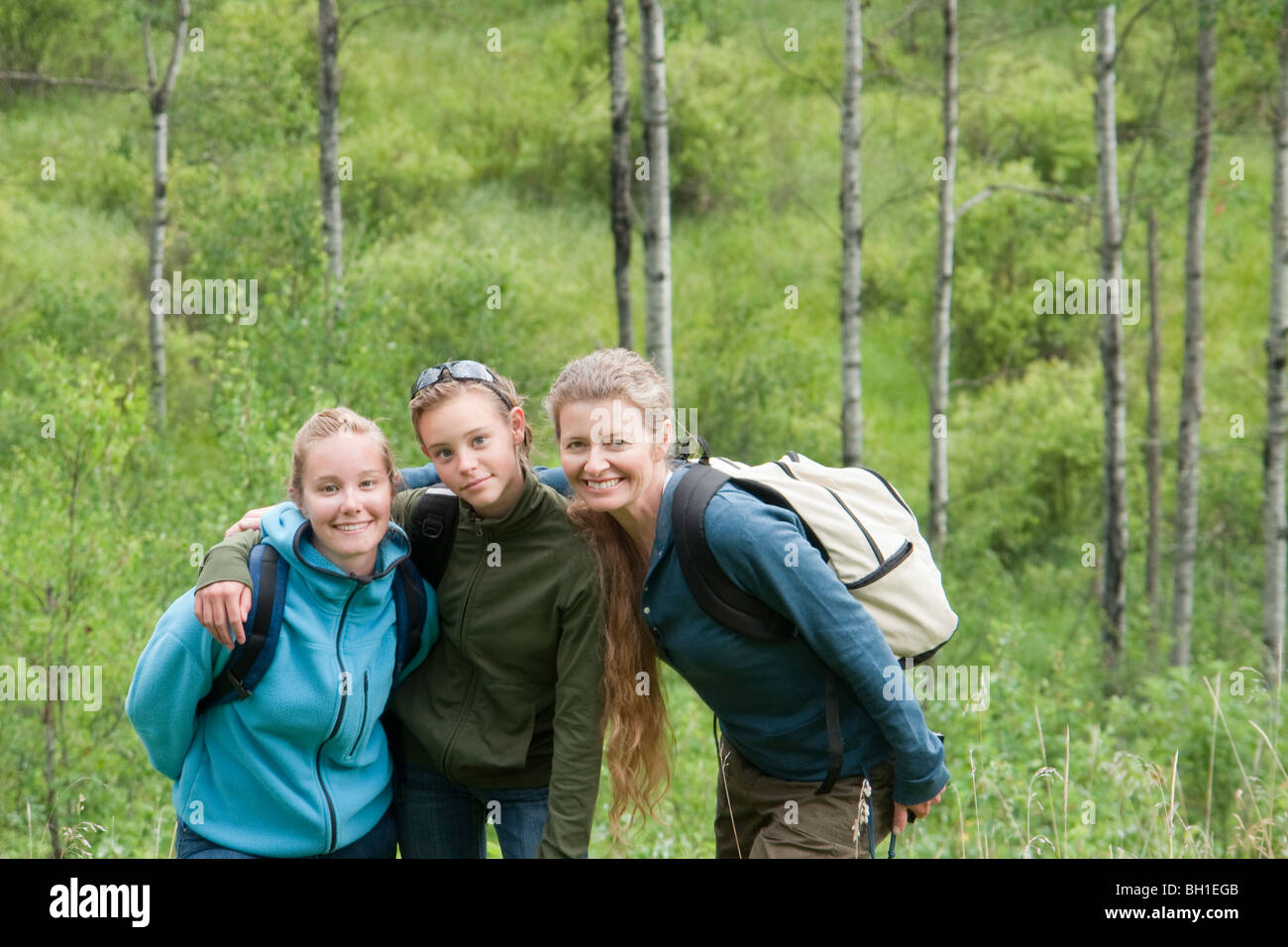 Due ragazze e la donna pone sul sentiero escursionistico, Manitoba, Canada Foto Stock