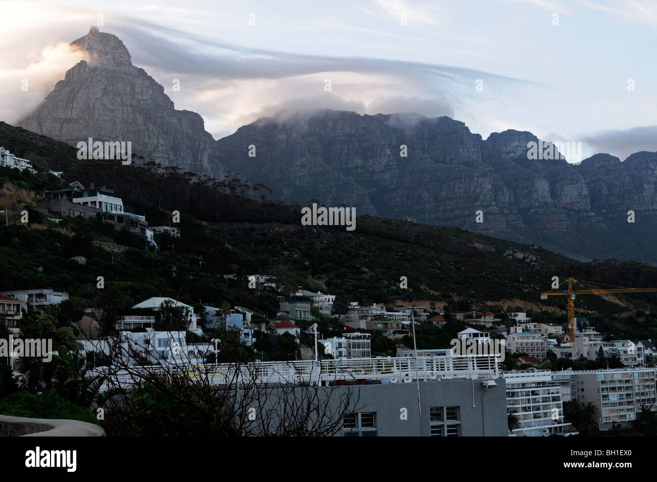 Le nuvole e la foschia sopra la montagna della tavola Città del Capo Sud africa vista vista da Camps Bay Foto Stock
