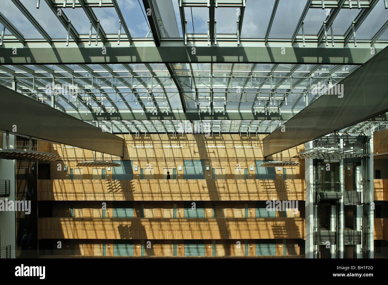 Soleggiato atrio, uffici dei deputati del Parlamento europeo, Jakob Kaiser Haus, Berlino, Germania, Europa Foto Stock