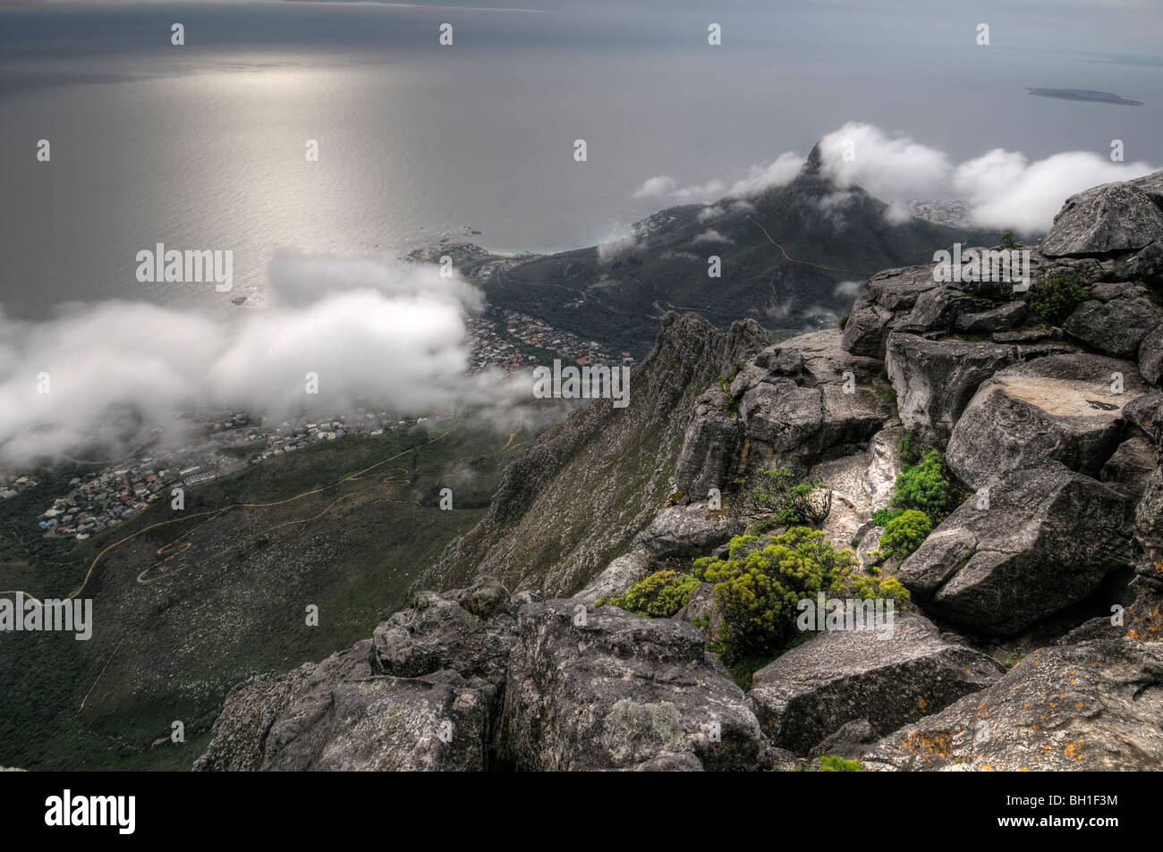 Le nuvole e la foschia sopra la montagna della tavola Città del Capo SUD AFRICA Foto Stock