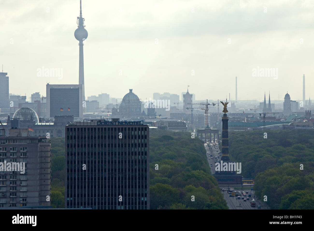 Vista su Berlino tetti con la torre della TV e Colonna della Vittoria di Berlino, Germania, Europa Foto Stock