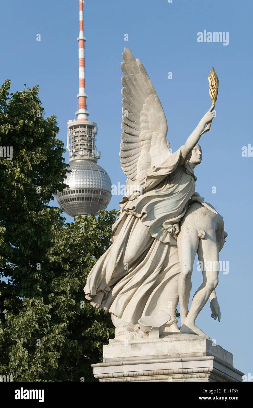 Sculture sul Schlossbruecke, la Torre della TV in background, il viale Unter den Linden, Berlino, Germania, Europa Foto Stock