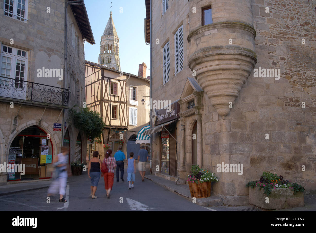 Tempo libero in città, San Léonards Chiesa, Saint-Léonard-de-Noblat, Via di San Giacomo, Chemins de Saint-Jacques, Via Lemovi Foto Stock