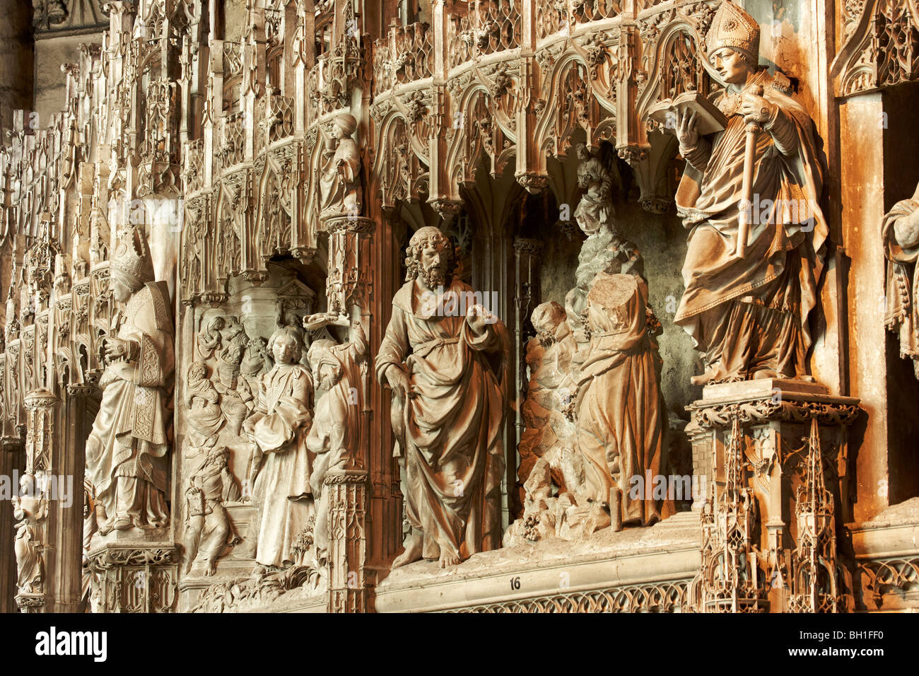 All'interno della cattedrale di Notre Dame a Chartres, la cattedrale di Chartres, coro con sculture, Via di San Giacomo, Chemins de Saint-Jac Foto Stock