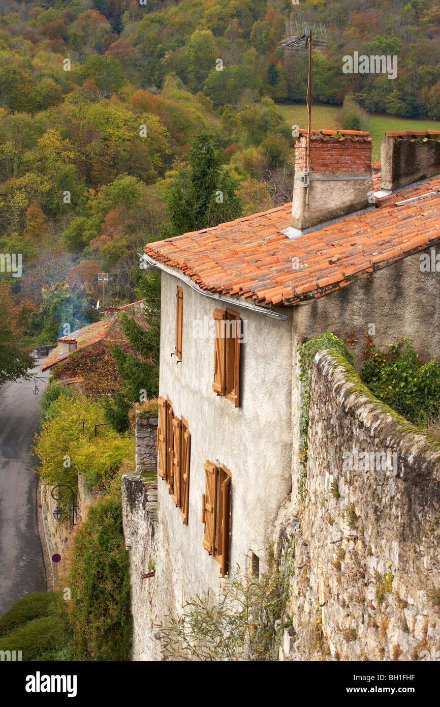 Casa in St Bertrand de Comminges, Autunno, il modo di San Giacomo, Chemins de Saint Jacques, Chemin du Piémont Pyrénéen, Dept. Unità di emoagglutinazione Foto Stock