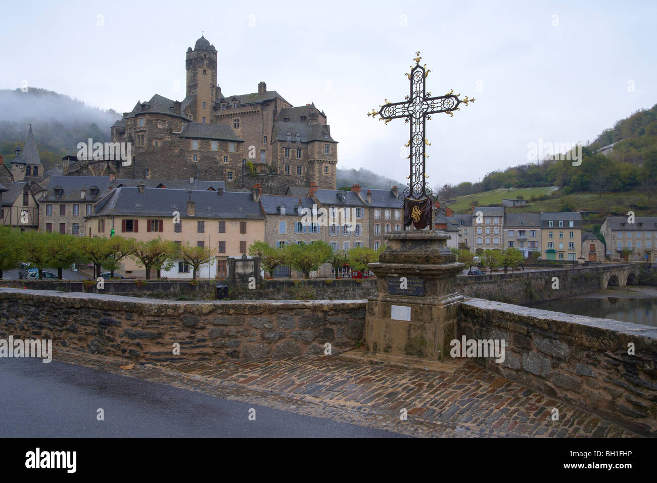 Il castello e il ponte sul fiume Lot, nebbia autunnale, Via di San Giacomo, Chemins de Saint Jacques, Via Podiensis, Estaing, Dept. Foto Stock