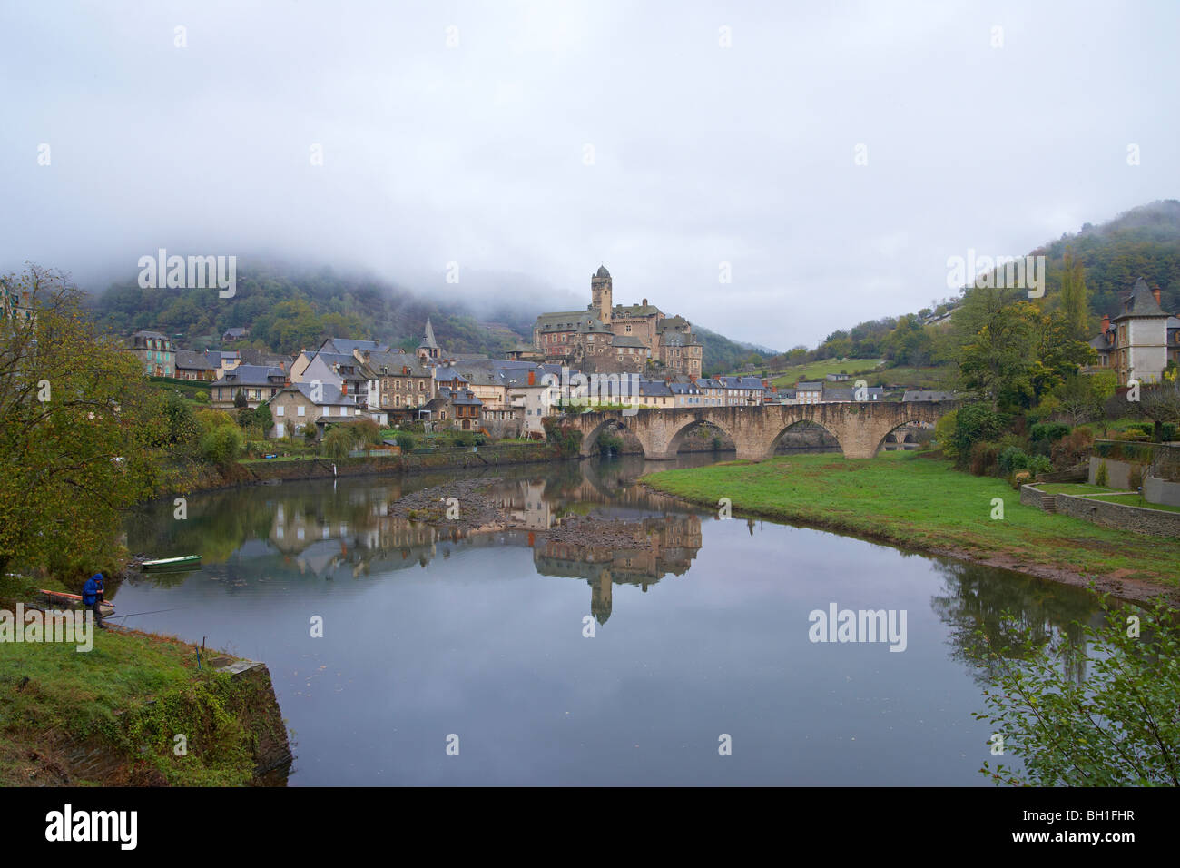 Il castello e il ponte sul fiume Lot, nebbia autunnale, Via di San Giacomo, Chemins de Saint Jacques, Via Podiensis, Estaing, Dept. Foto Stock