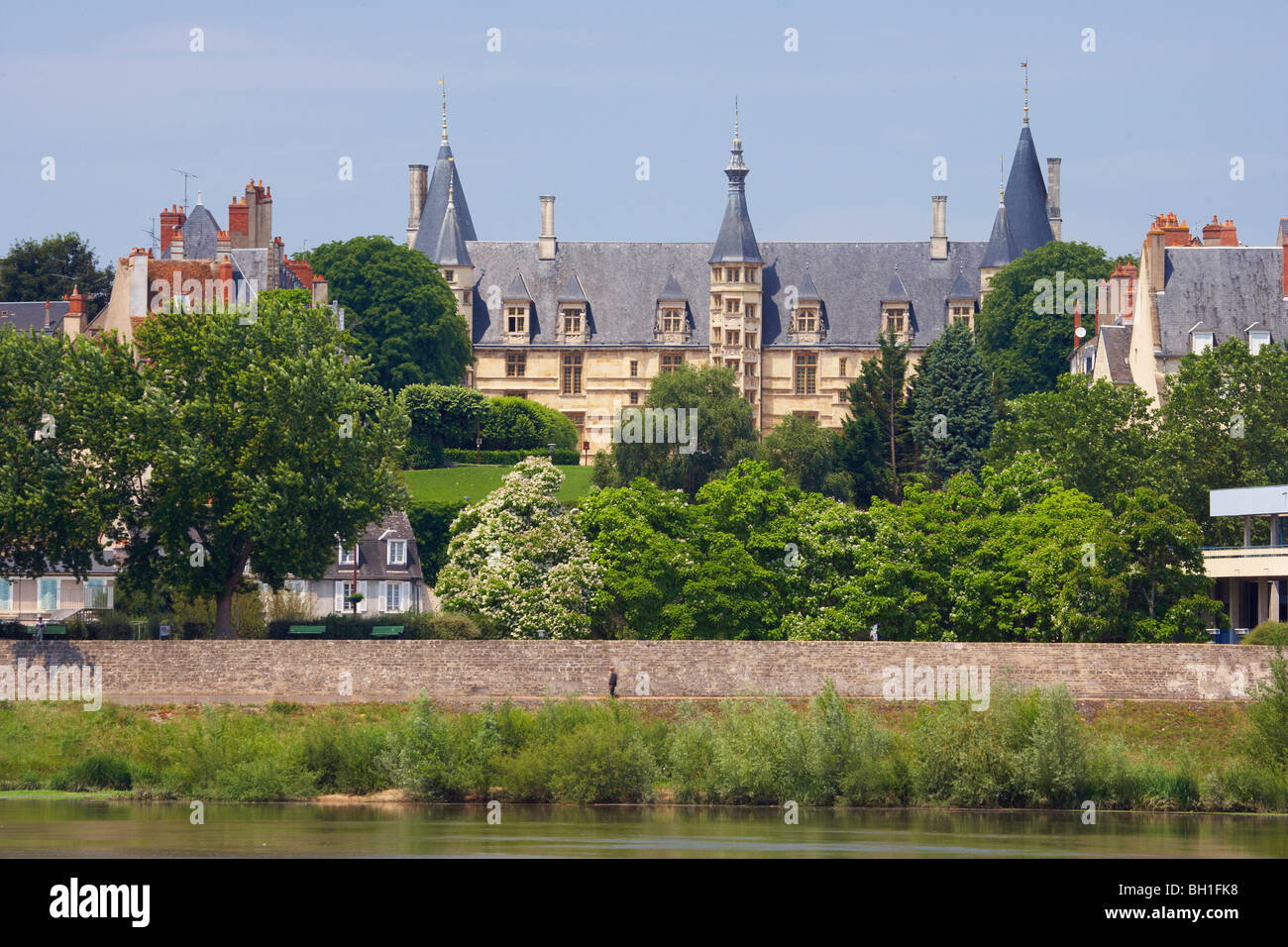 Palazzo Ducale, il modo di San Giacomo, Chemins de Saint Jacques, Via Lemovicensis, Dept. Nièvre, Borgogna, in Francia, in Europa Foto Stock