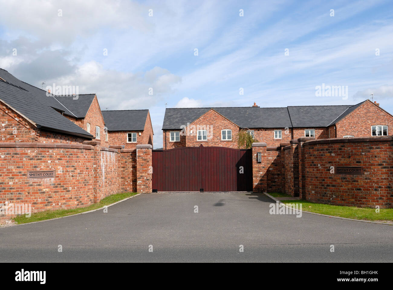 Moderni alloggi rurali station wagon con tastierino azionato cancelli di ingresso. Foto Stock