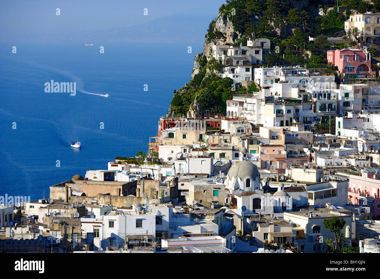 Villaggio sulla riva del sole, Capri, Italia, Europa Foto Stock