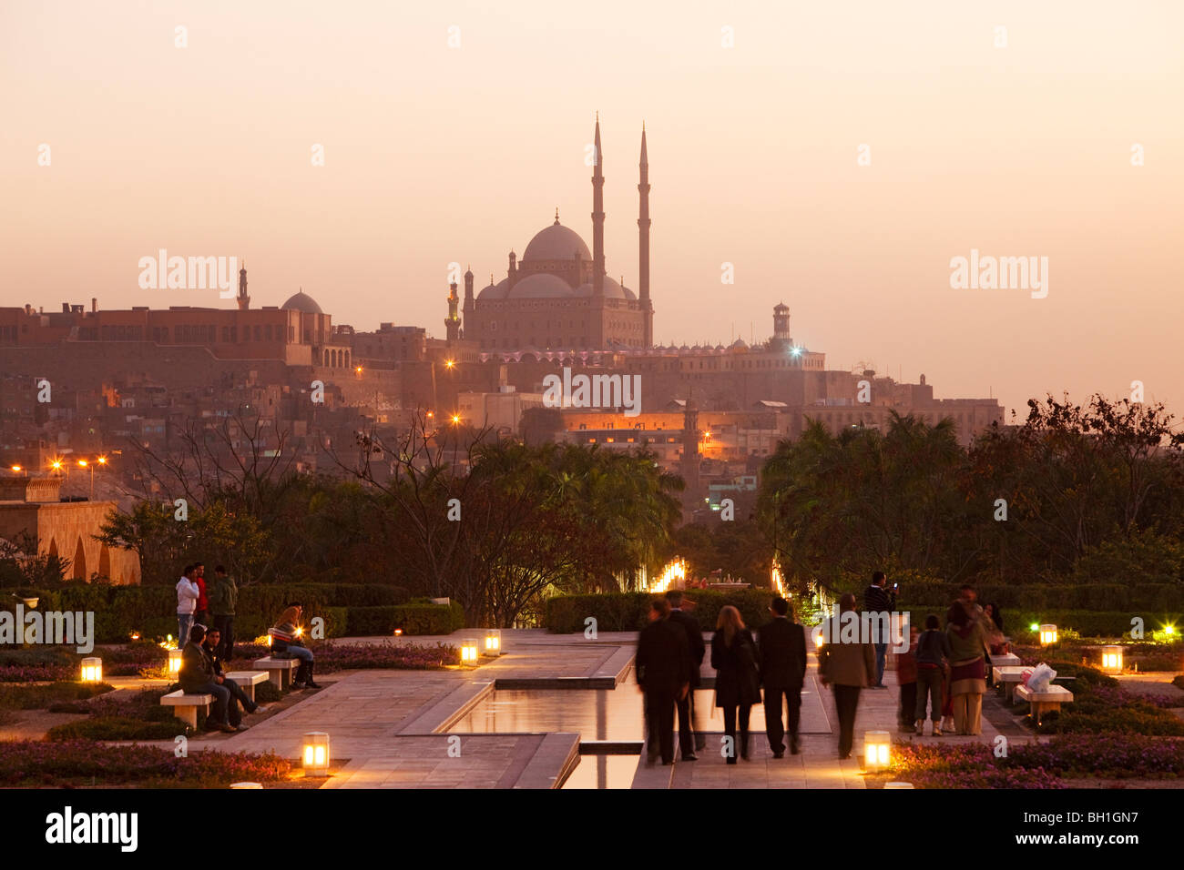 Persone che passeggiano di Al Azhar Park, sullo sfondo la Cittadella e la moschea di Muhammad Ali al Cairo, Egitto, Africa Foto Stock