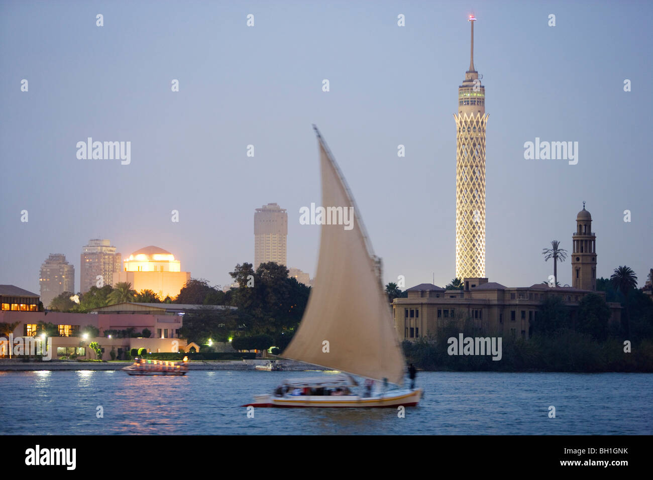 Feluka sul fiume Nilo al tramonto, Torre de Il Cairo e opera in background, il Cairo, Egitto, Africa Foto Stock