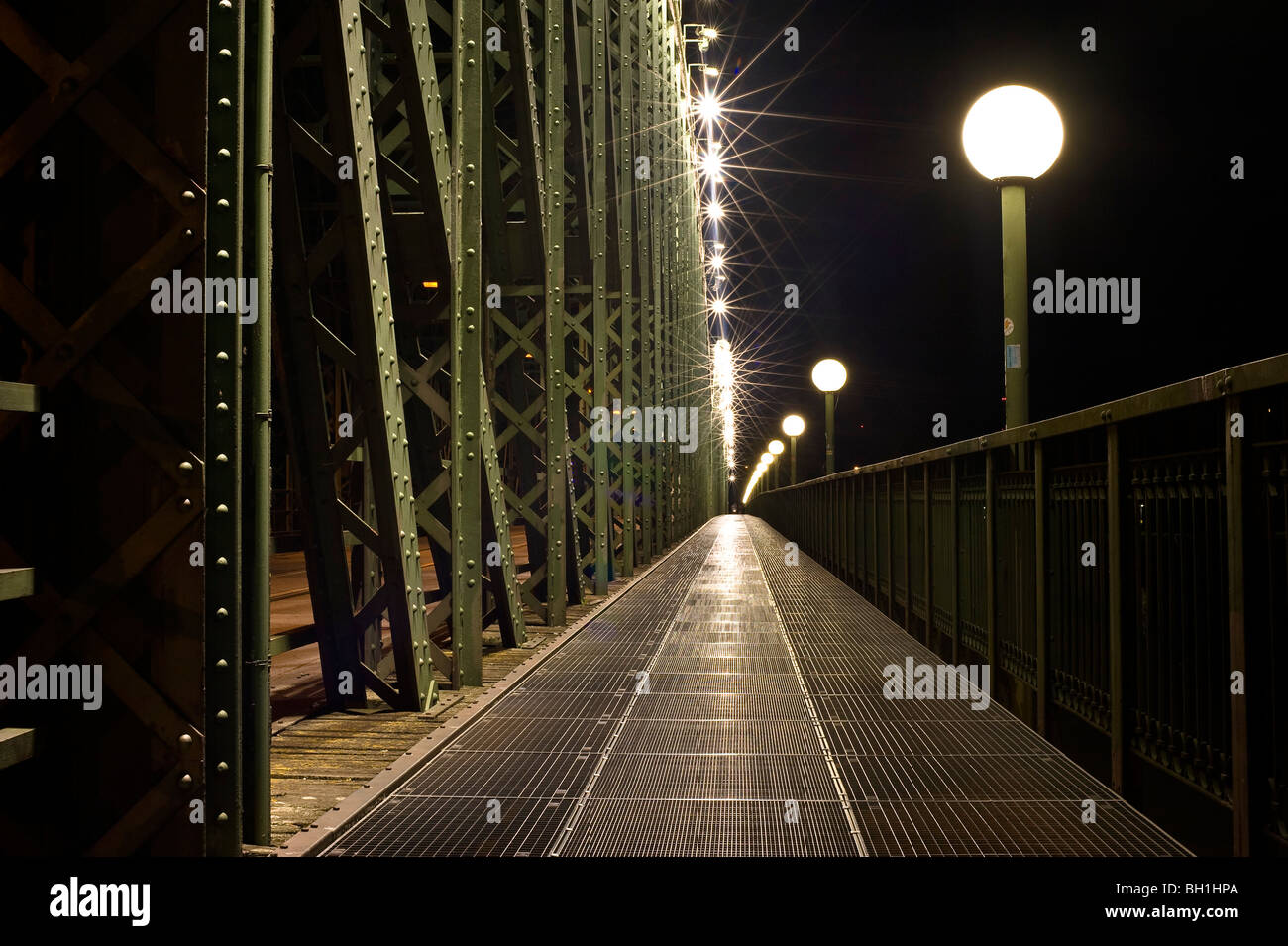 Abbandonato ponte della ferrovia e strada lampada di notte, Linz, Austria superiore, Austria Foto Stock