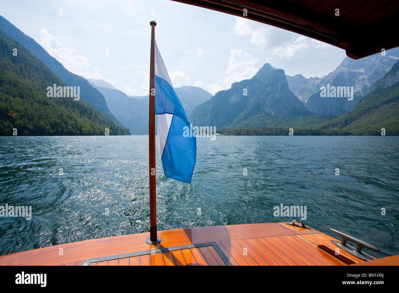 Escursione in barca, lago Koenigssee, vicino a Berchtesgaden, bandiera bavarese, Baviera, Germania Foto Stock
