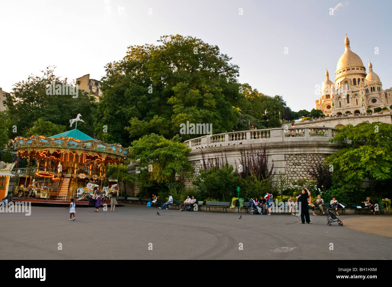 Giostra in corrispondenza del fondo del Sacre Coeur tardo pomeriggio luce Parigi Francia Foto Stock