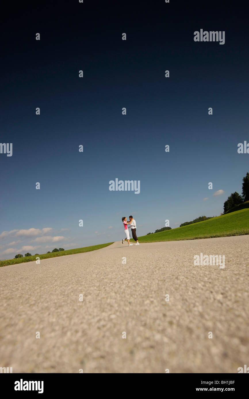 Matura in piedi sulla strada, Munsing, Baviera, Germania Foto Stock