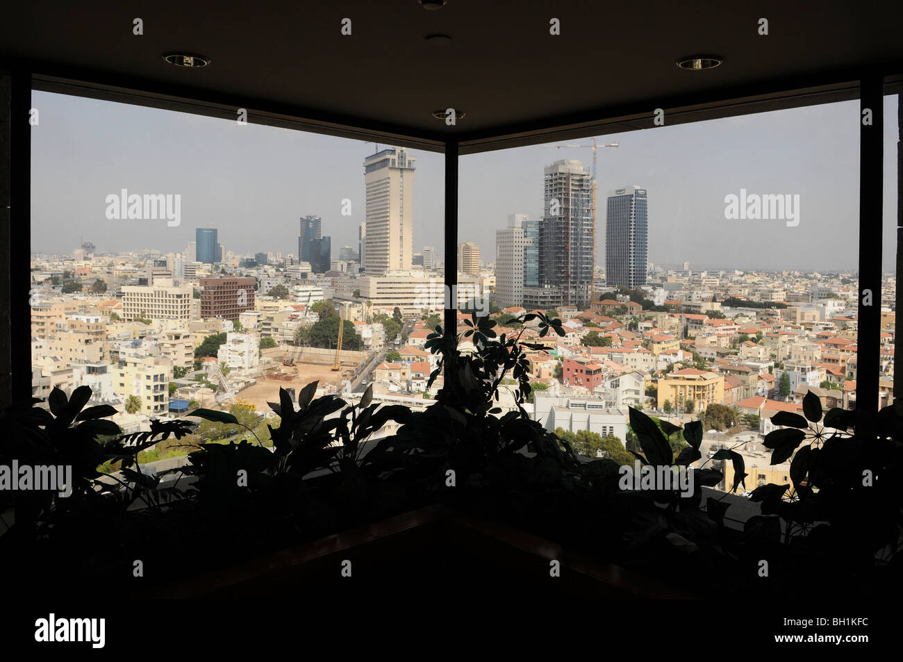 Israele, Tel Aviv, vista dall'interno del David Inter Continental Hotel sul fronte spiaggia Foto Stock