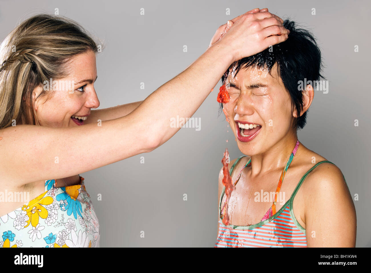 Due le donne svolgono combattimenti con jelly Foto Stock