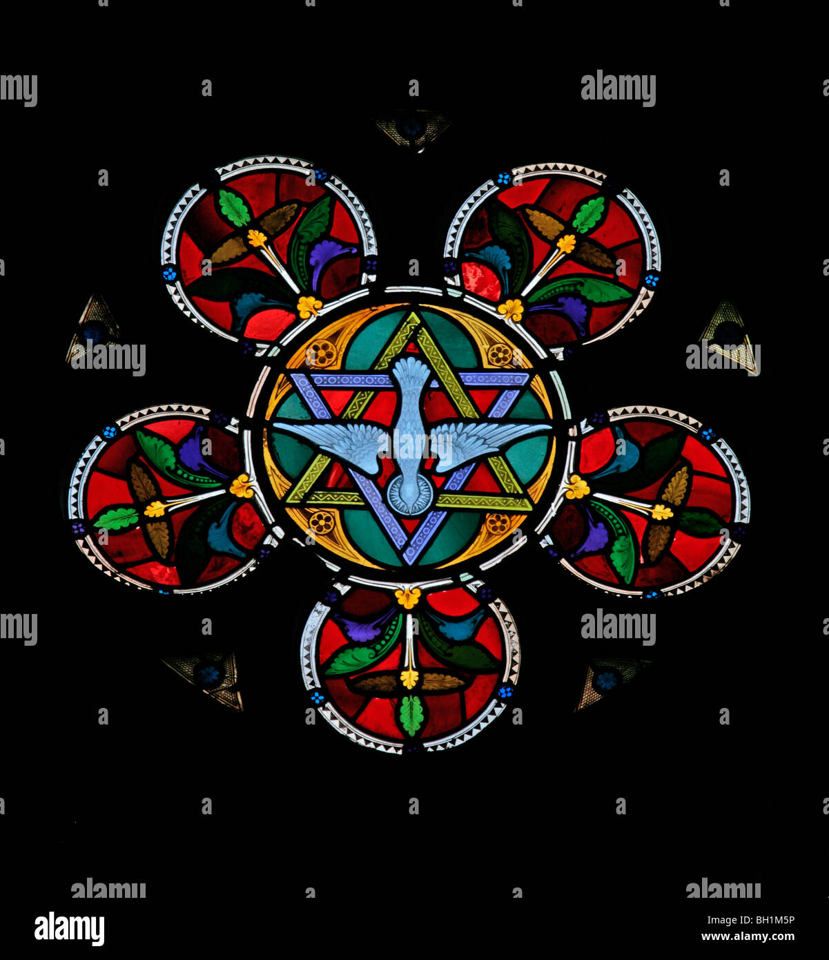 Una vetrata raffigurante la colomba dello Spirito Santo discendente della Stella di Davide, La Chiesa Di tutti i Santi, Allesley, Coventry Foto Stock