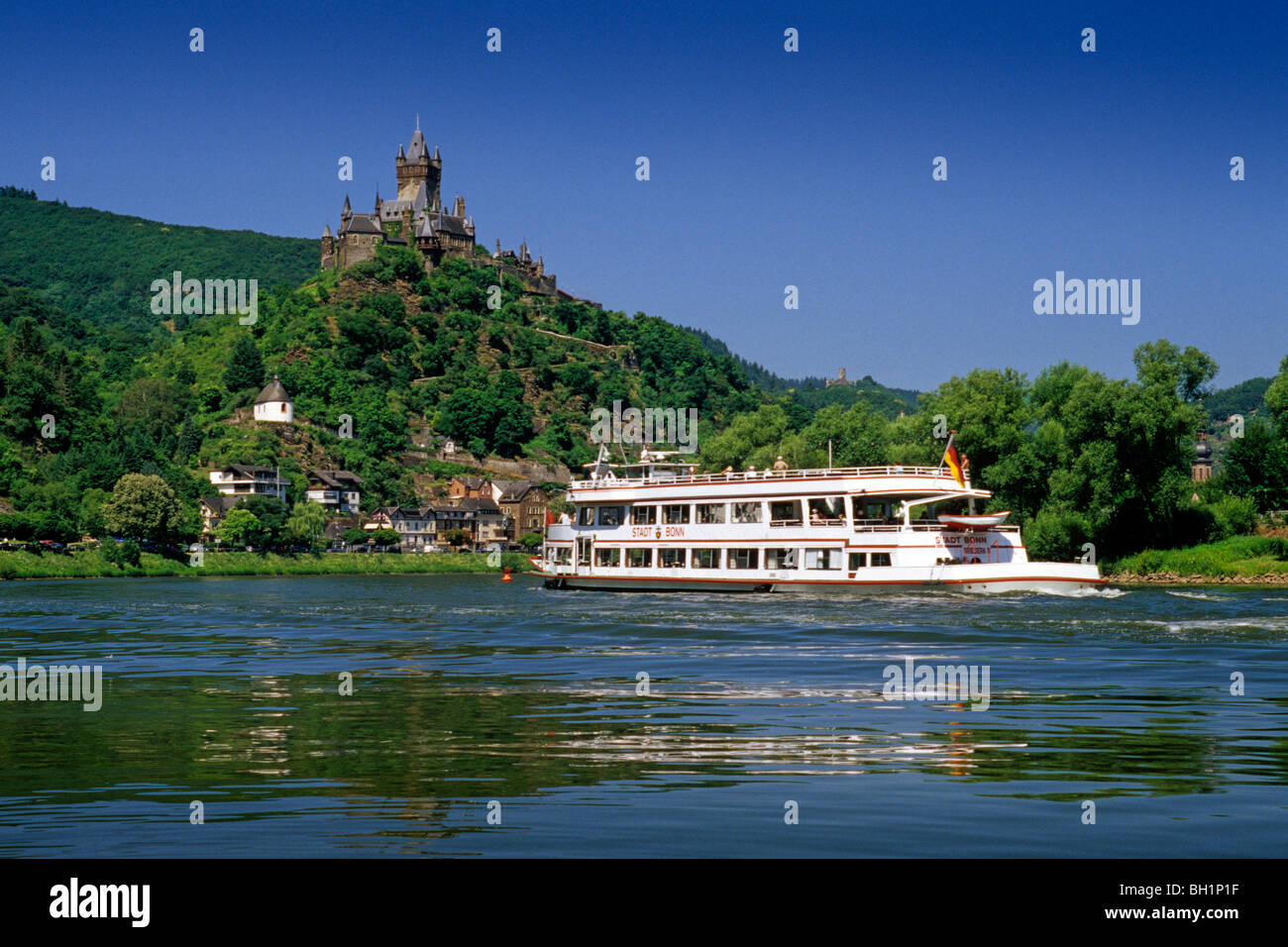 Escursione in barca sul fiume Mosella, sul Reichsburg in background, Cochem, Renania-Palatinato, Germania Foto Stock