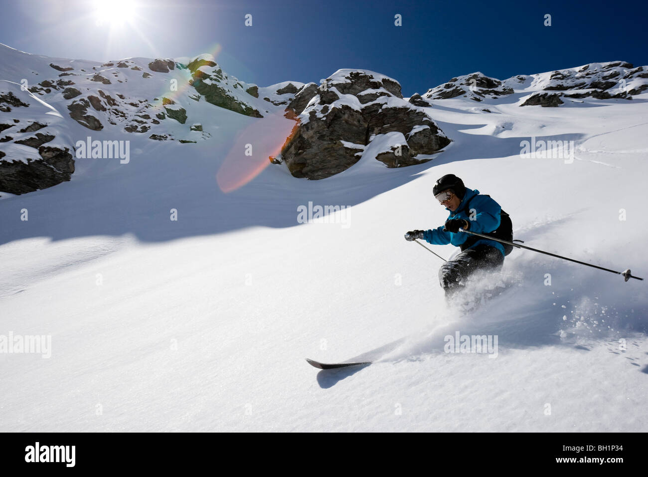 Domaine de Freeride, Zinal, un giovane uomo con gli sci telemark rende grande si trasforma in polvere di neve, canton Vallese, Vallese, Svizzera, un Foto Stock