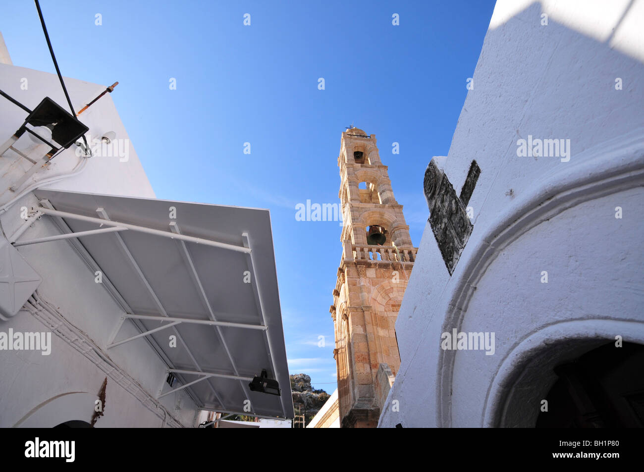 La Grecia, Rodi, la vecchia città di Lindos chiesa belfry in background Foto Stock